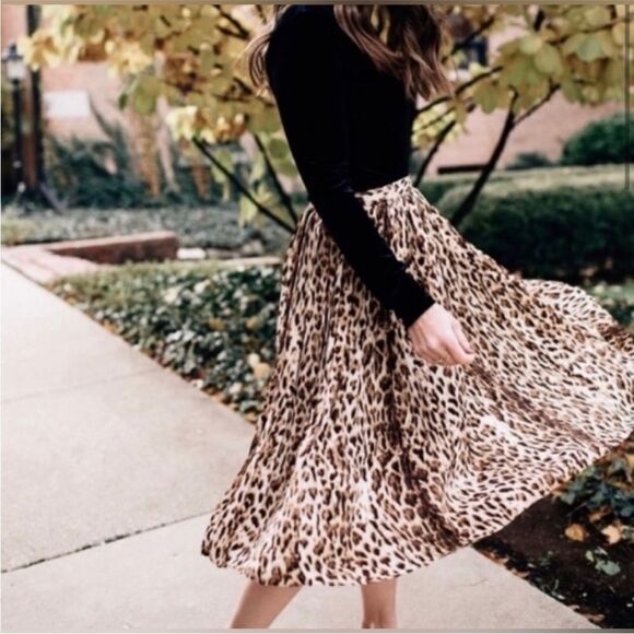 J. Crew Pleated Midi Skirt in leopard. Size 4 NWT. - Picture 12 of 13